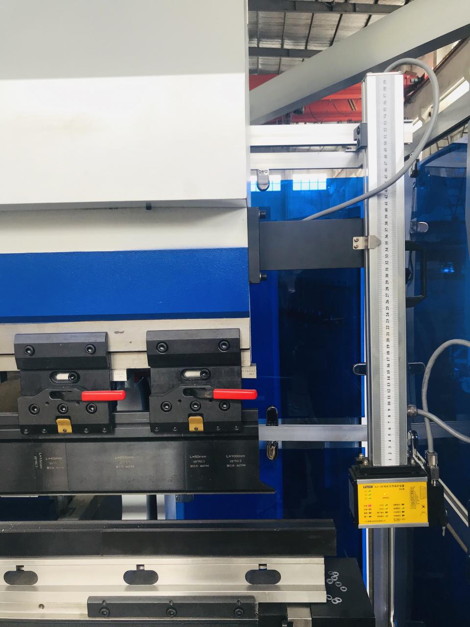 200t 300t القياسية الصناعية الصحافة الفرامل باستخدام الحاسب الآلي آلة الفرامل الصحافة الهيدروليكية