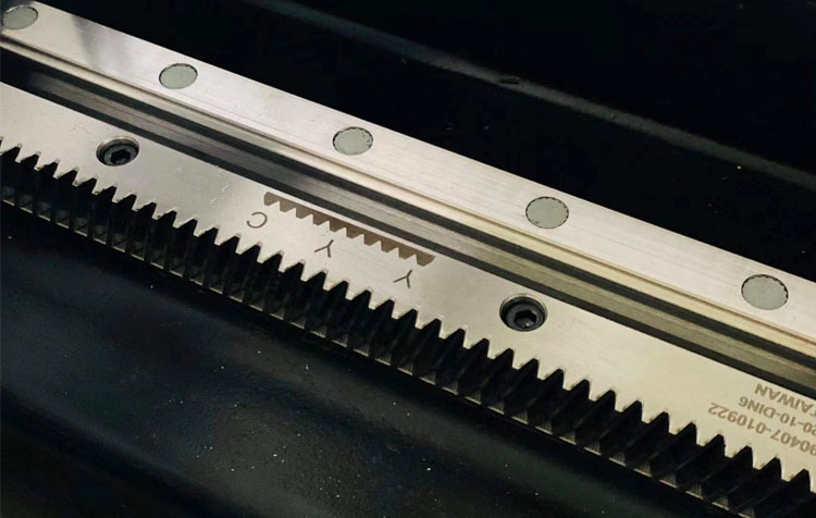 3015 آلة القطع بليزر الألياف لقطع عالية السرعة للمواد المعدنية 1-6mm