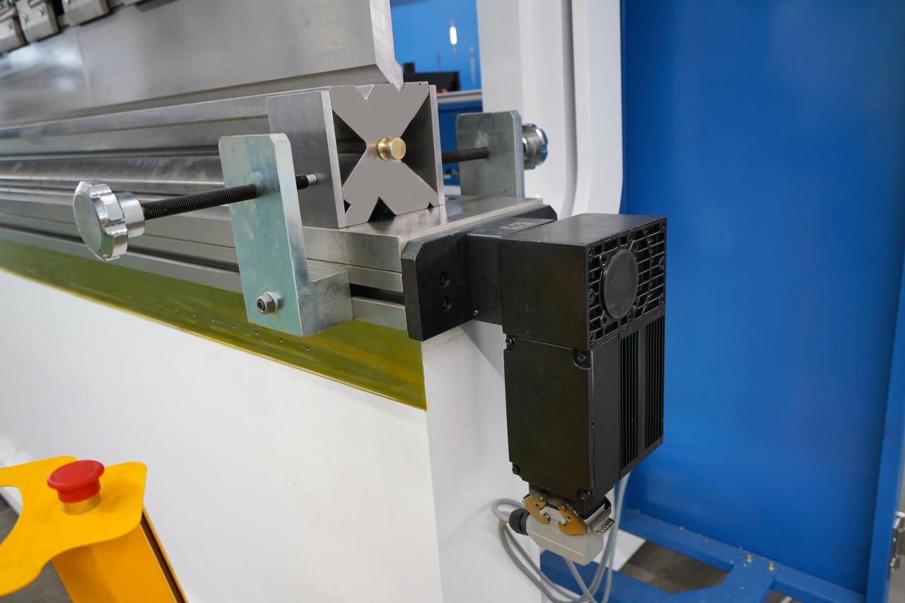 4 Axis Cnc Tandem Press Brake With Delem Da58t 2d Graphical Controller 4 مكابح ضغط Cnc Tandem ذات المحور مع وحدة تحكم رسومية Delem Da58t 2d