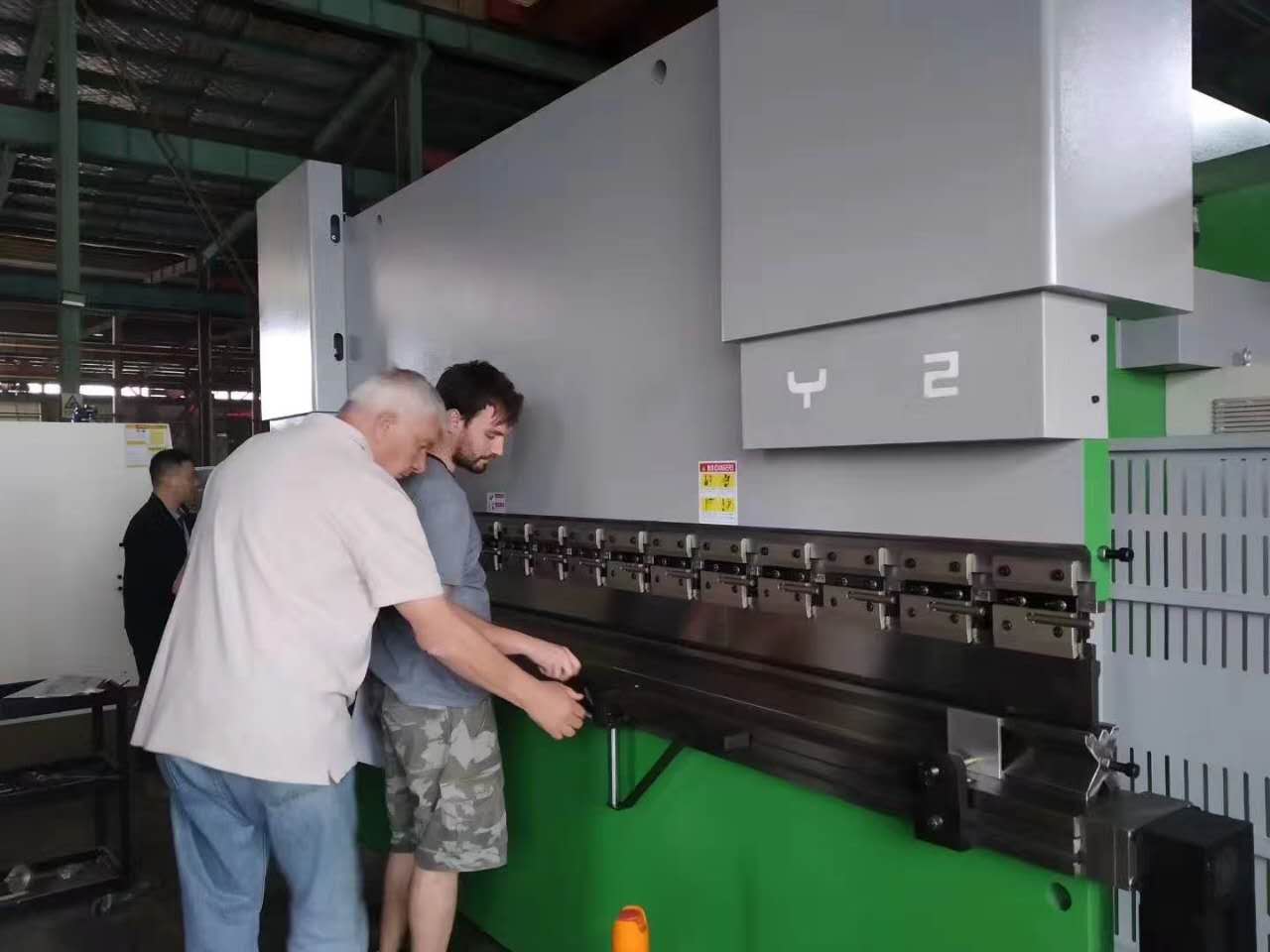 63 طن الصفائح المعدنية لوحة الانحناء آلة التصنيع باستخدام الحاسب الآلي الفرامل الصحافة الهيدروليكية لتشغيل المعادن