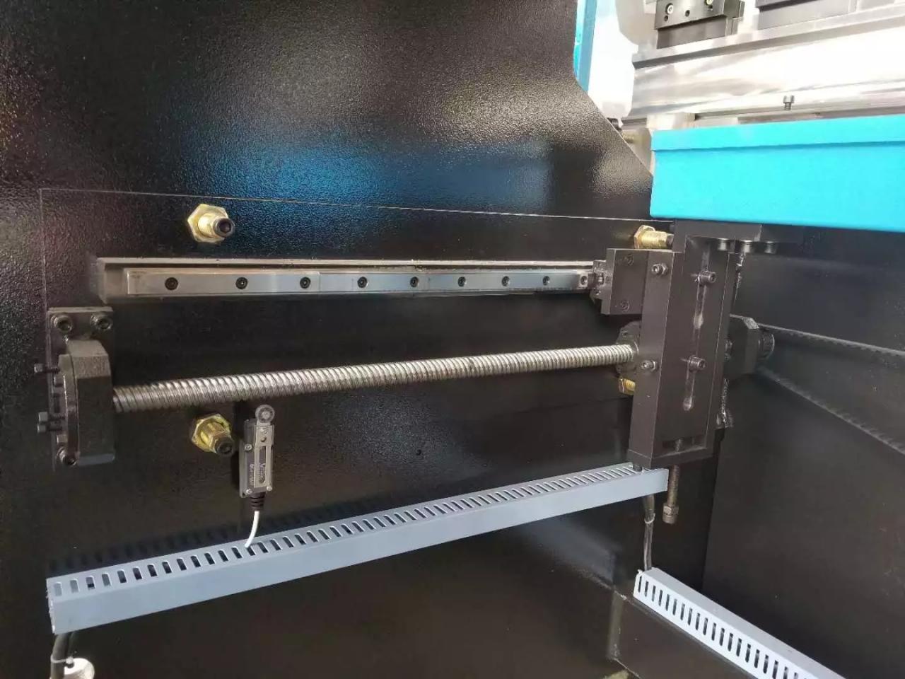 Wc67k 100 طن 200 طن هيدروليكي باستخدام الحاسب الآلي الصحافة آلة الفرامل للحديد لوحة الصلب المعدنية